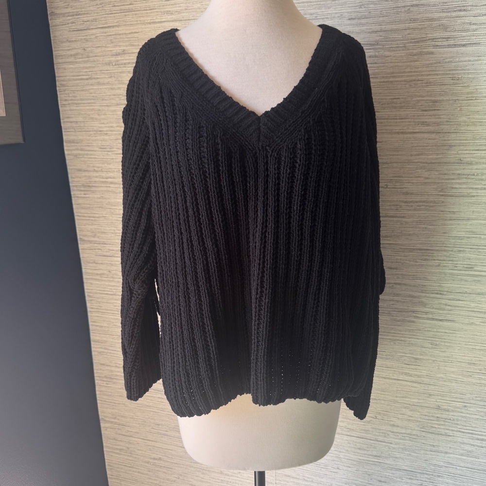 VENUS black textured Knit Sweater w tie down each sleeve. Sz 2X but fits XL-2x